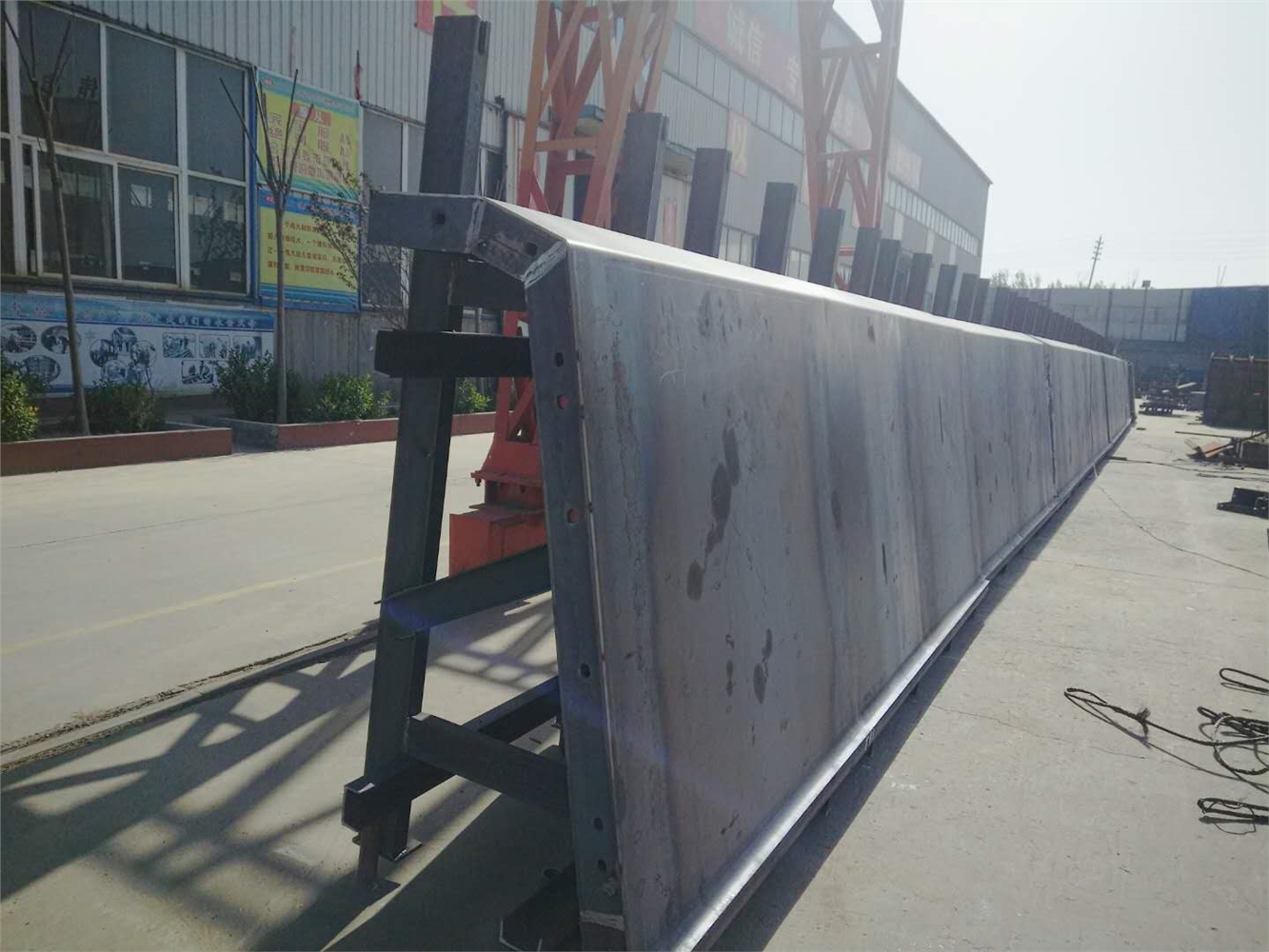 伟志模板的箱梁模板正在赶工中 伟志模板的箱梁模板正在赶工中