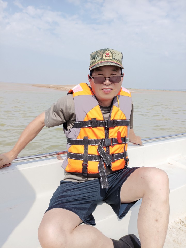 河南伟志模板公司董事长来保军慰问武警官兵